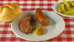 Käsekrainer und Geschichten: Wie Würstelstände Wien verbinden