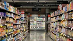 Verpackung mit weiß-rotem Etikett im Supermarktregal