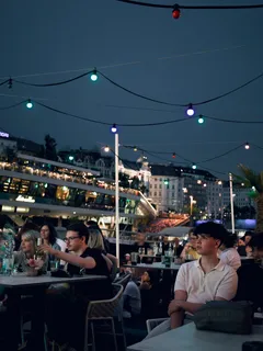 Gruppe von Menschen sitzt an Tischen in einem Restaurant in Österreich