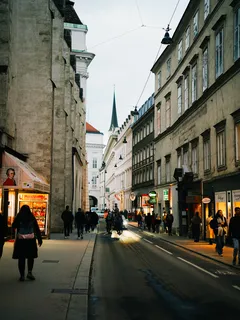 Belebte Stadtstraße mit vielen Menschen, die zu Fuß unterwegs sind