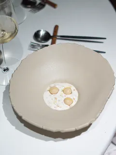 Weißer Tisch mit Schale voller Essen in Österreich