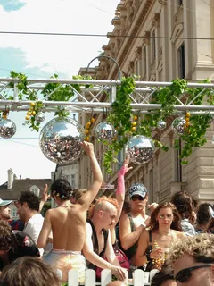 Menschenmenge bei der Regenbogenparade Vienna Pride 2023 vor Gebäude