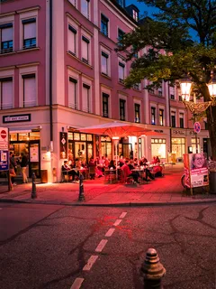 Geschäft in München bei Sommernacht mit heller Beleuchtung