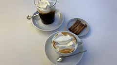 Zwei Kaffeetassen auf weißem Tisch in Wien