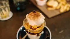 Affogato mit Eiscreme in einer Tasse, serviert auf einem Teller