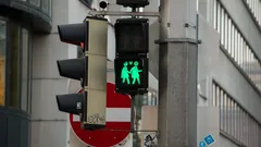 Ampel mit grünem Fußgängersignal für sicheres Überqueren