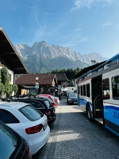 Bus auf Parkplatz vor Bergkulisse in Österreich