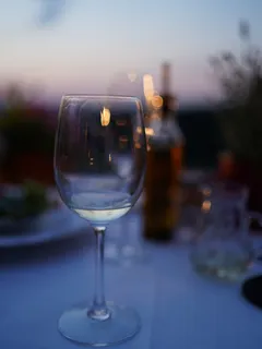 Klares Weinglas auf weißem Hintergrund