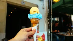 Hand hält bunten Eislutscher im Sommer